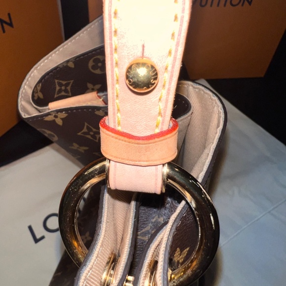 Louis Vuitton Hobo - Picture 6 of 7